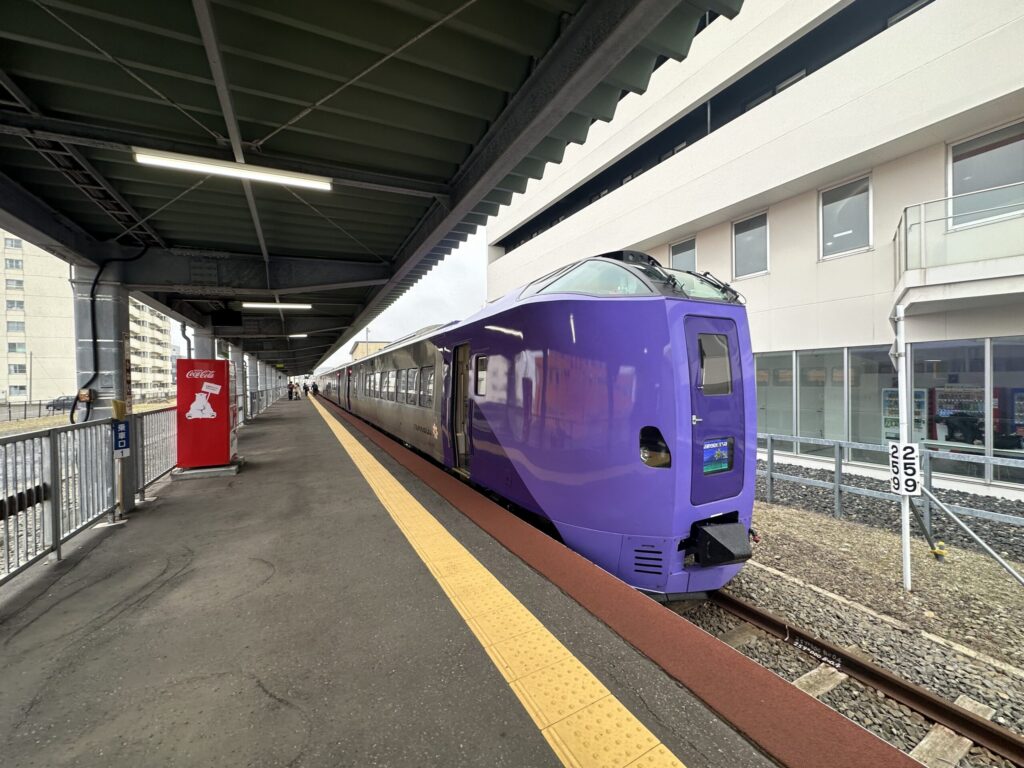 稚内駅のホームに停車する特急宗谷。旭川から約3時間40分、北海道フリーパスで乗車した