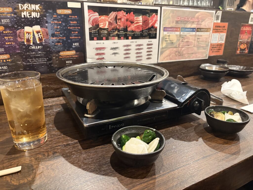 札幌ジンギスカンだるまおとし すすきの本店のテーブル席。焼く前のジンギスカン鍋