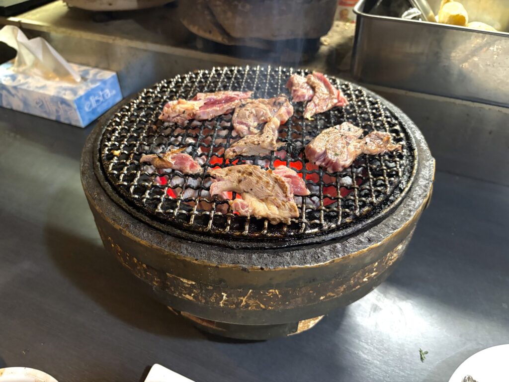 ひょっとこのジンギスカン。七輪の網で軽く焼き、中がレアな状態で食べるのが店のすすめ