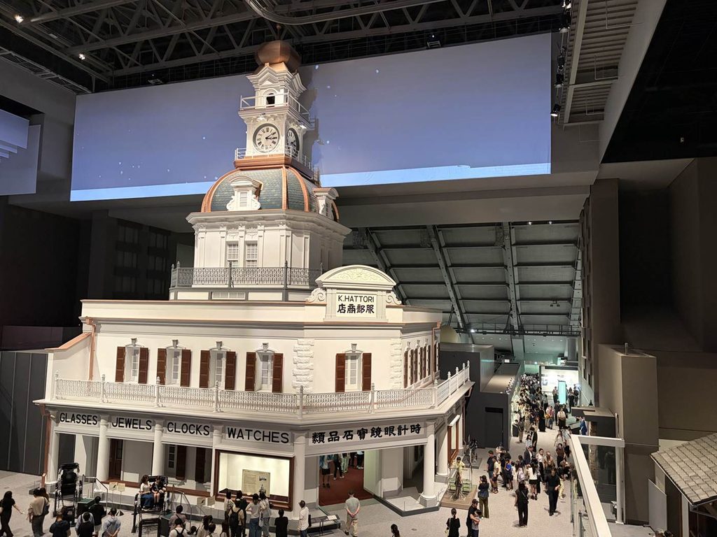 江戸東京博物館の常設展示室。明治期の服部時計店を再現した時計塔のある建物
