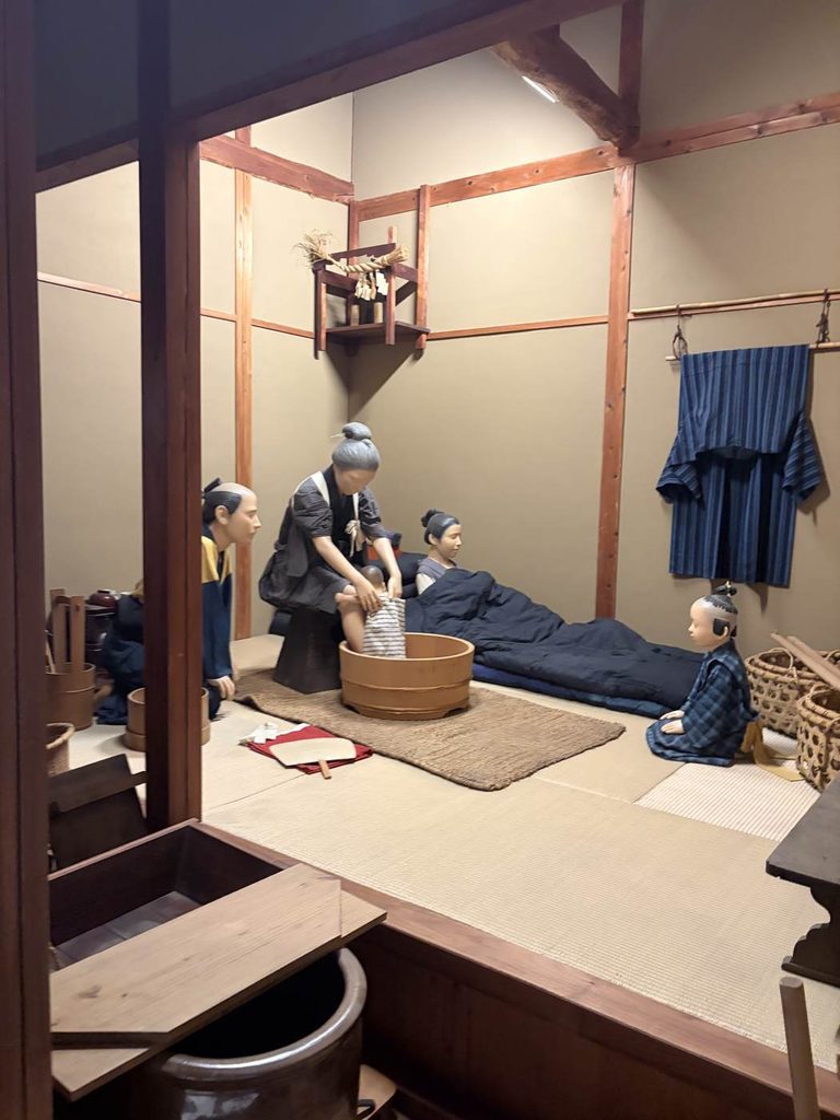 江戸時代の長屋の一室を再現した展示。布団やたらいなど、当時の生活道具が置かれている