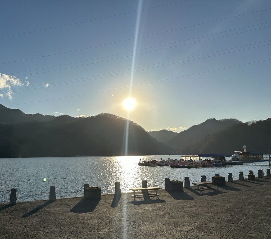 相模湖に沈む夕日。陣馬山から相模湖へ下山するルートならではの締めくくり