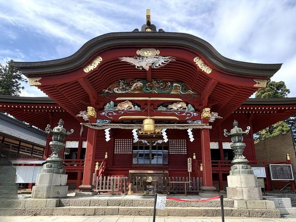 青空に映える武蔵御嶽神社の拝殿