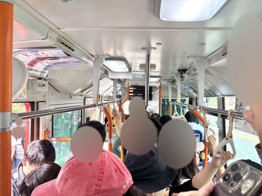 満員のバスの車内