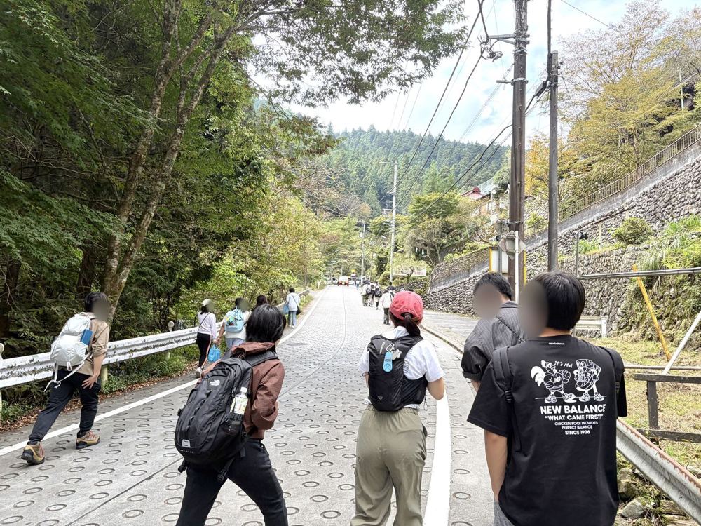 滝本駅へ続く坂道