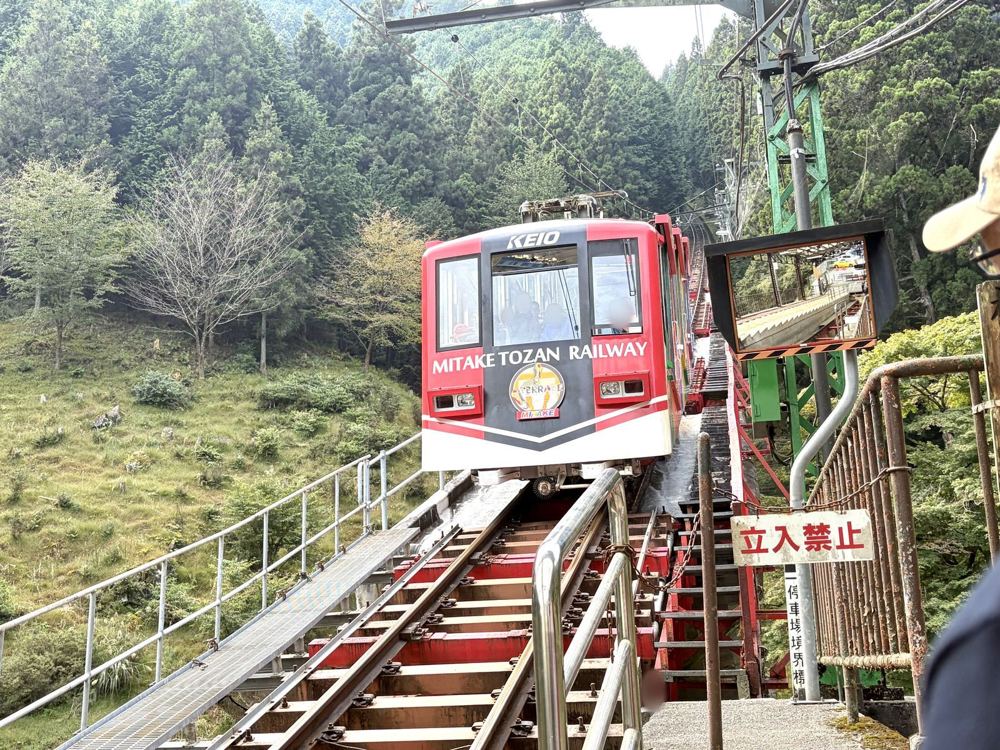 真っ赤なケーブルカー