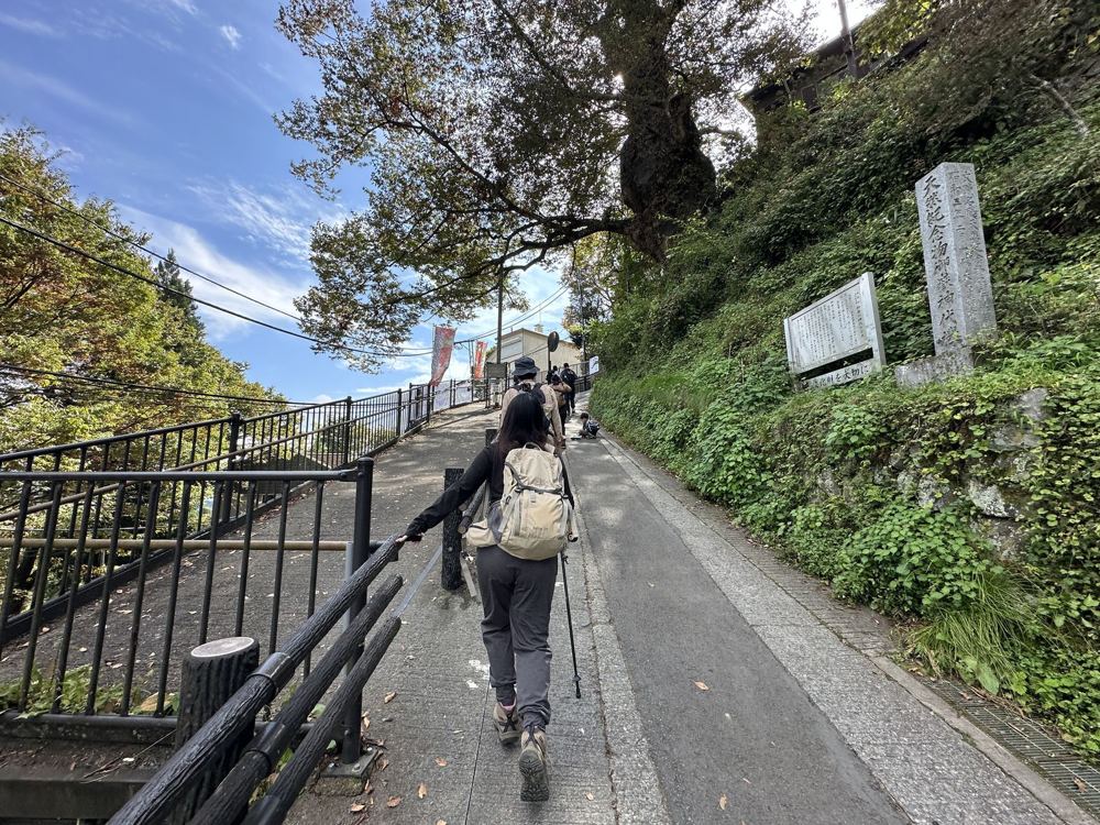 神社へ向かう急な坂道