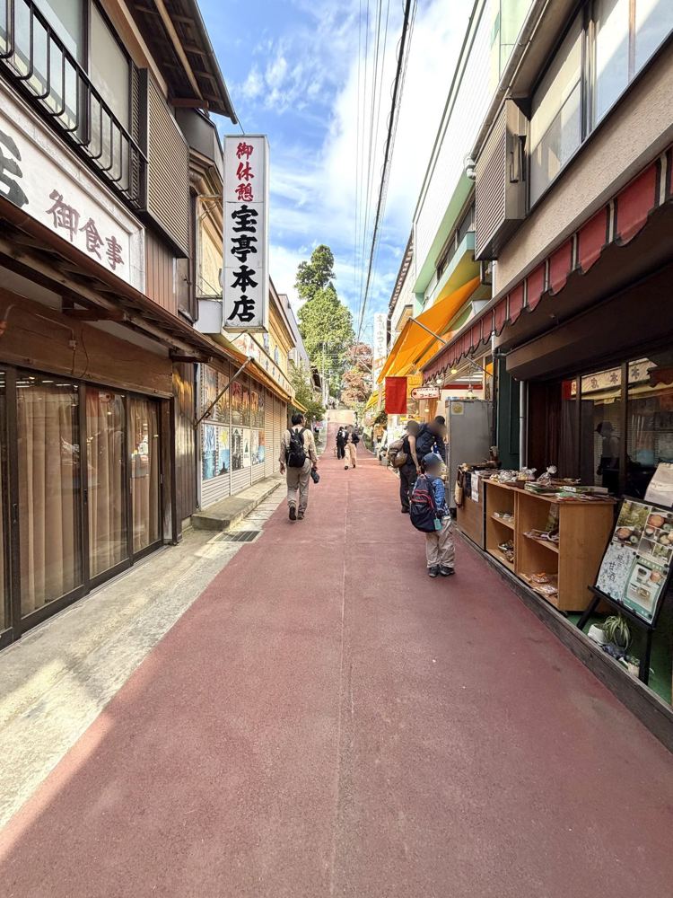 レトロな街並みの参道