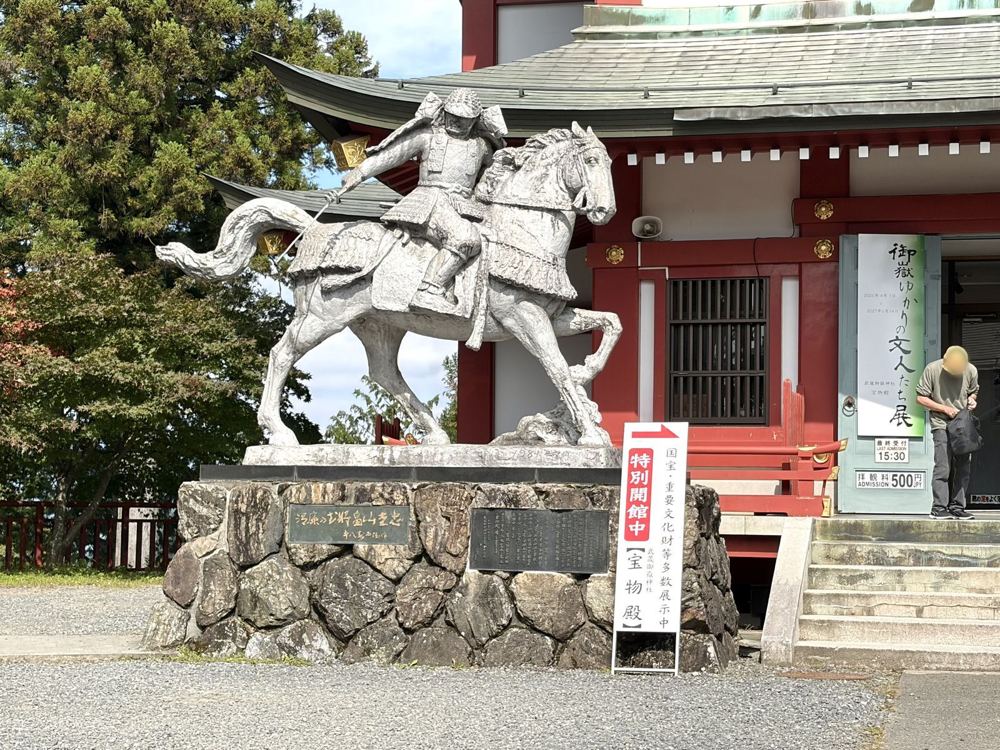 宝物殿の前の畠山重忠の騎馬像