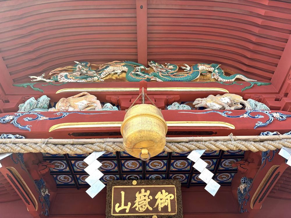 色鮮やかな彫刻と「御嶽山」の扁額