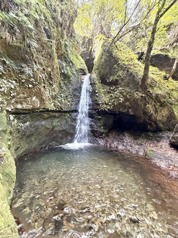 七代の滝と滝つぼ