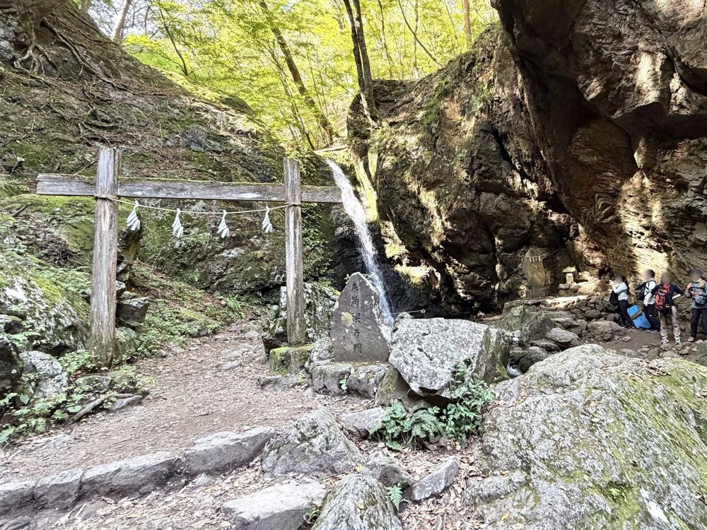 鳥居越しに見る綾広の滝
