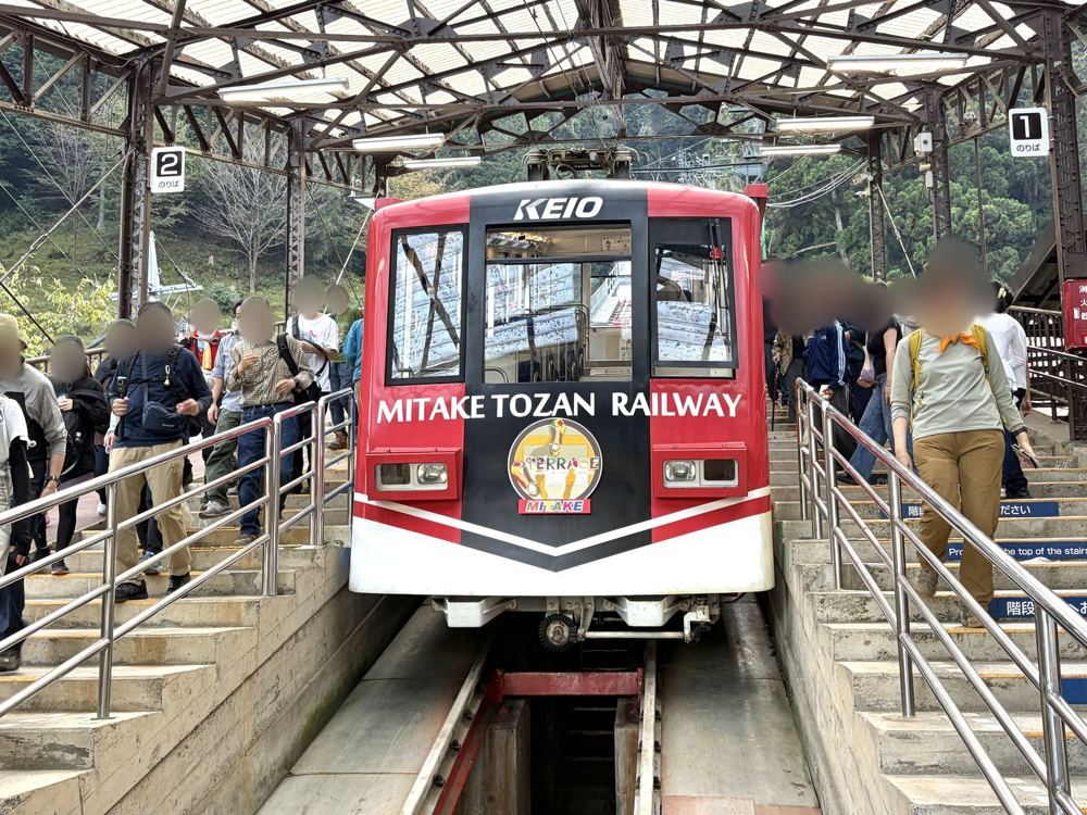 御岳山駅に停まる真っ赤なケーブルカー